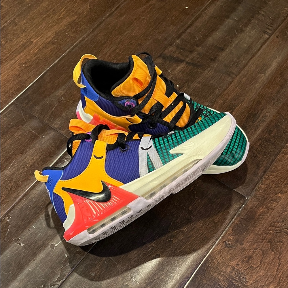 Nike Kids LeBron Witness 7 Sneakers